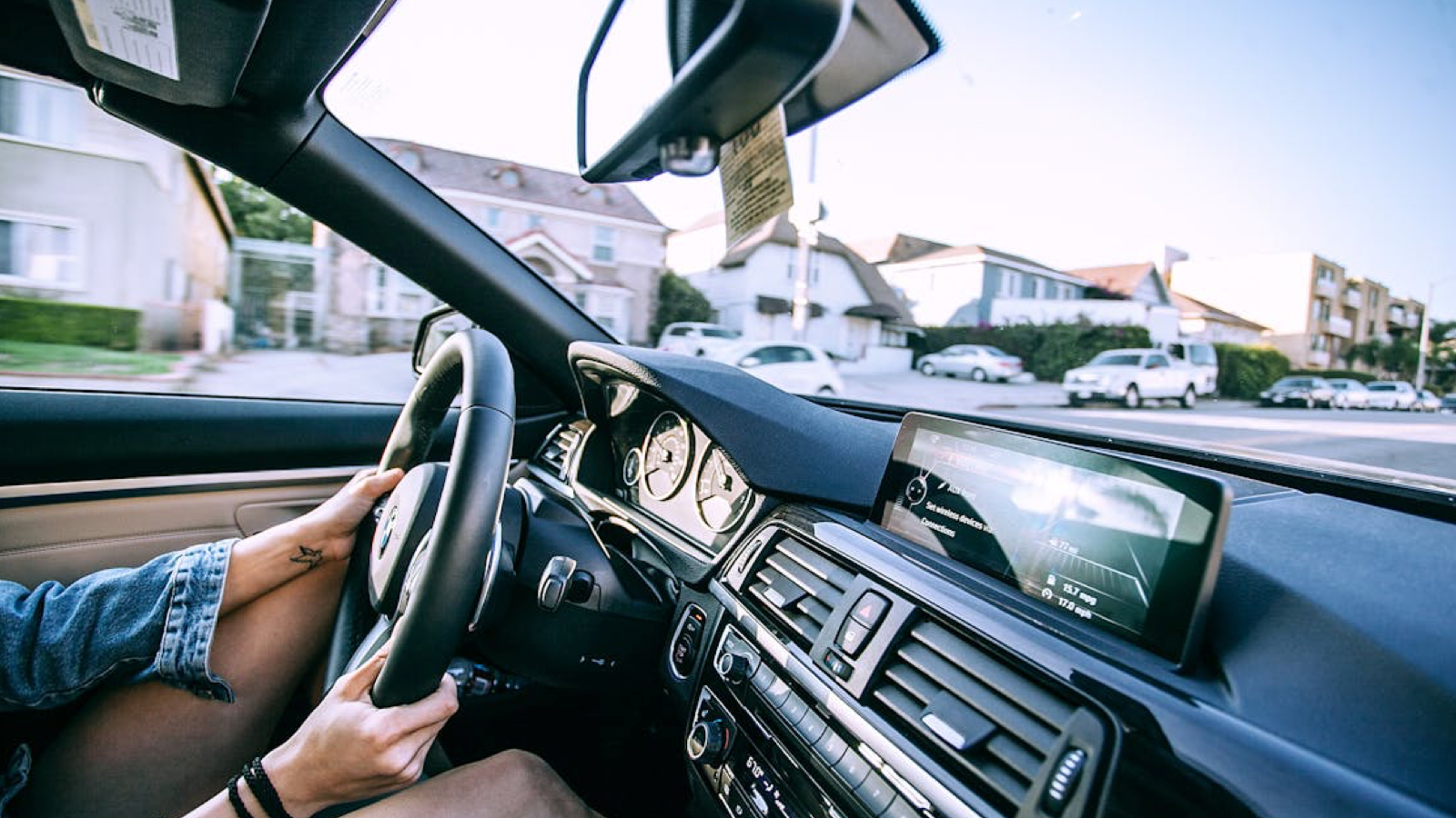 imagen_de_un_conductor_al_volante_disfrutando_de_su_vehiculo_de_renting