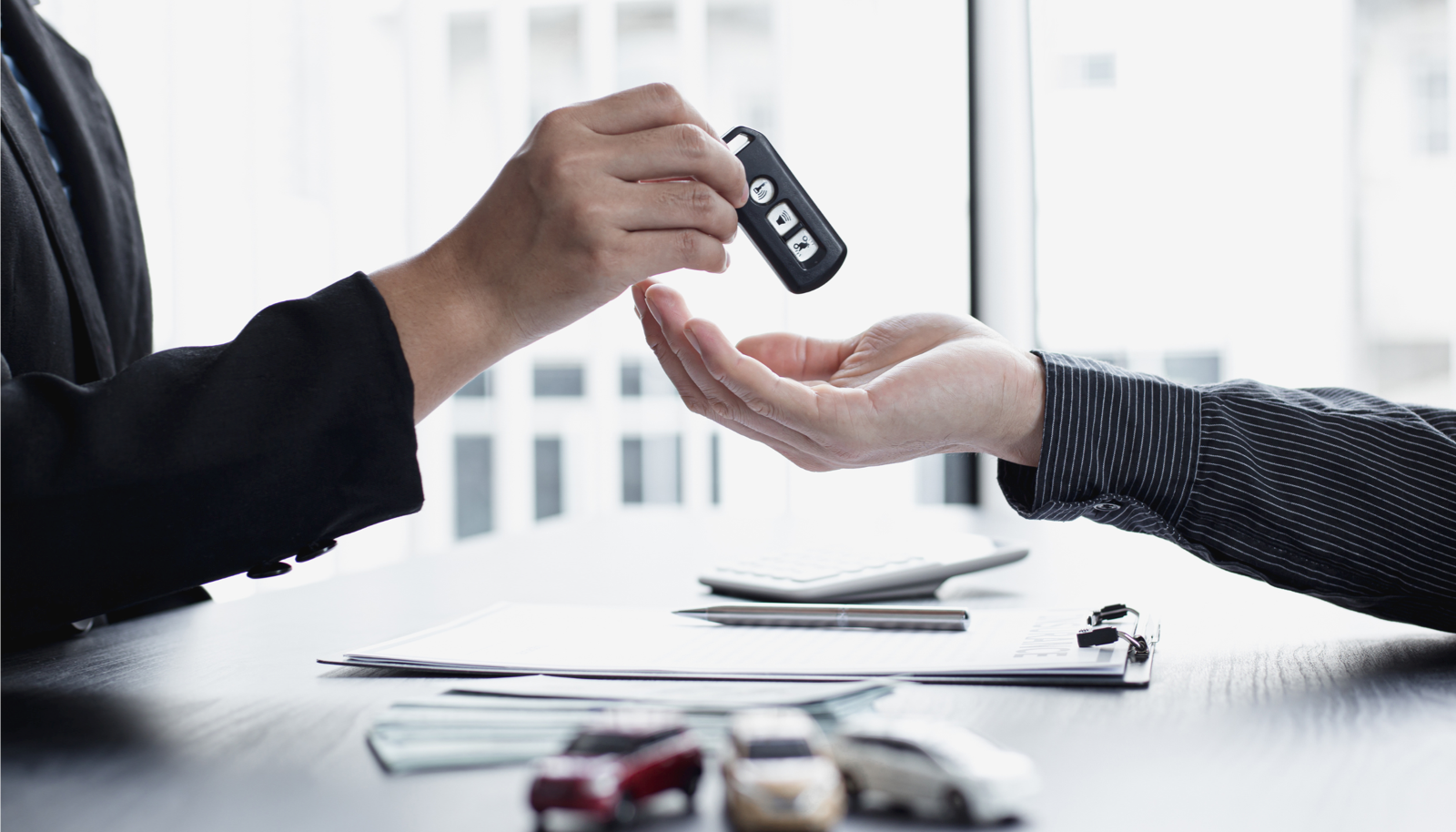 imagen_que_refleja_la_entrega_de_llaves_de_un_coche_del_renting_flexibl_2FBxoNV
